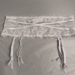 Maidenform white lace garter belt XL